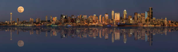 panoramiczny obraz miasta seattle z pełnią księżyca - alki beach zdjęcia i obrazy z banku zdjęć