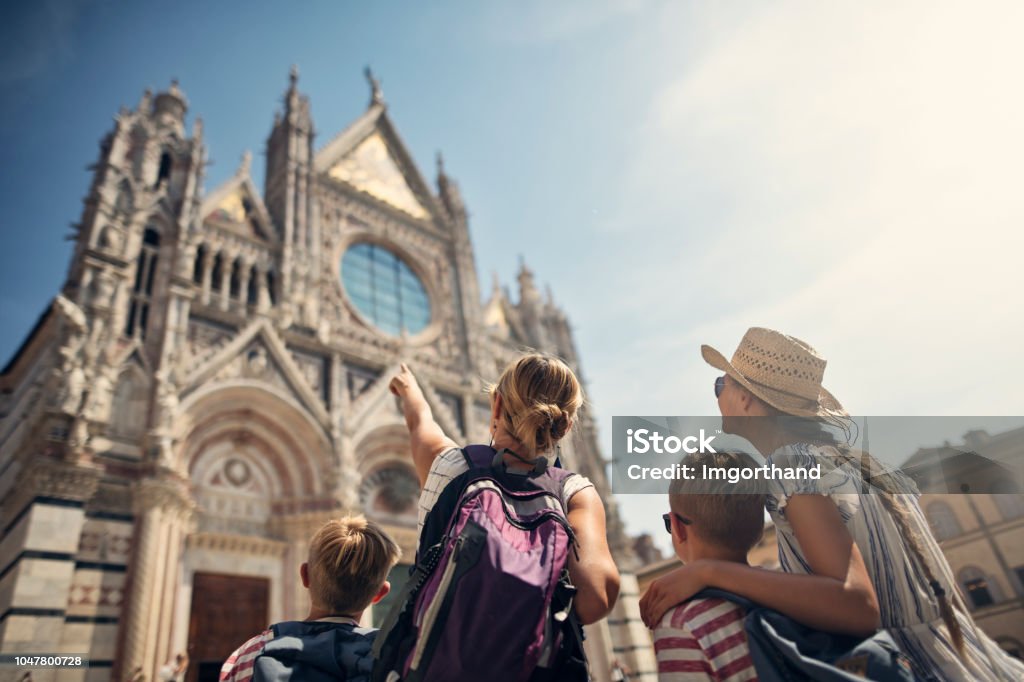 Mother and kids sightseeing city of Siena, Tuscany, Italy - Royalty-free Família Foto de stock