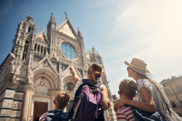 mother and kids sightseeing city of siena, tuscany, italy - family tourist europe vacations imagens e fotografias de stock