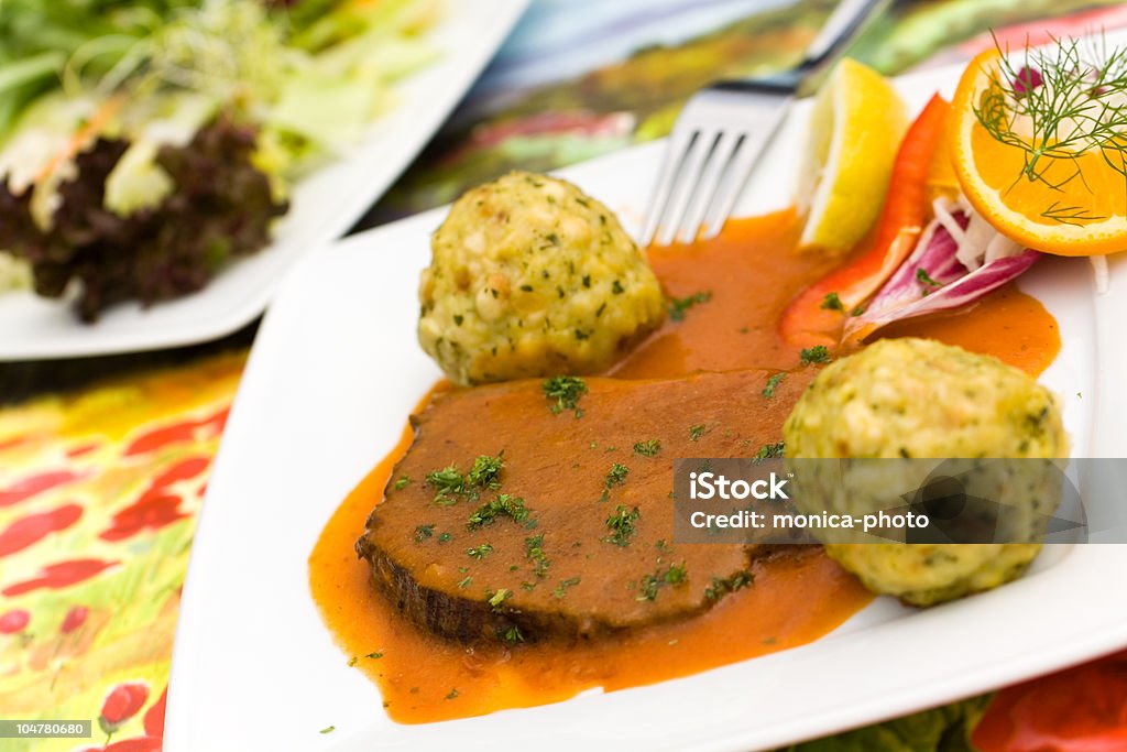 Arrosto di manzo con sugo e i ravioli, insalata - Foto stock royalty-free di Alimentazione sana