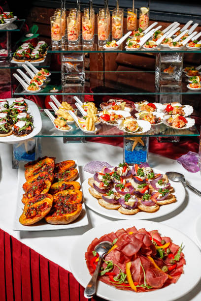 variété d’amuse-gueules parti arrangé - buffet froid - bun salad ham rolled up photos et images de collection