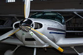 kleines-flugzeug-in-einem-hangar.jpg?b=1&s=170x170&k=20&c=ao3x_qfgKnfbti6jVuo3W05dWSYLNODzrZwGGLwGgyA=