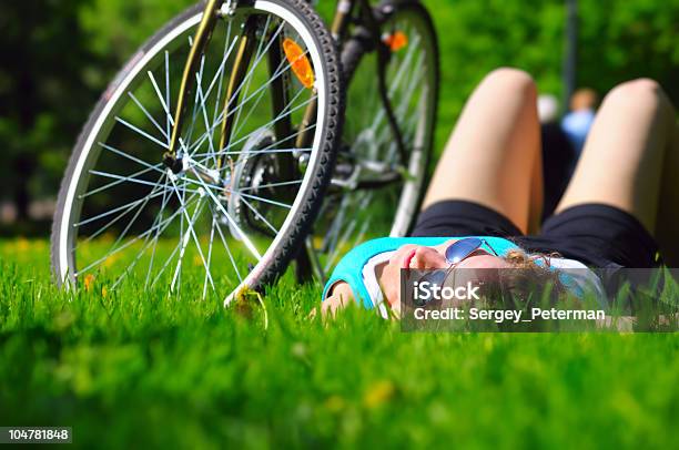 Женщина Лежа Рядом С Ее Велосипед — стоковые фотографии и другие картинки 20-24 года - 20-24 года, Беззаботный, Благополучие