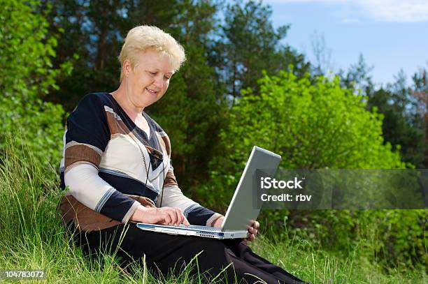 Photo libre de droit de Femme Senior Avec Ordinateur Portable banque d'images et plus d'images libres de droit de Adulte - Adulte, Adulte d'âge mûr, Apprentissage