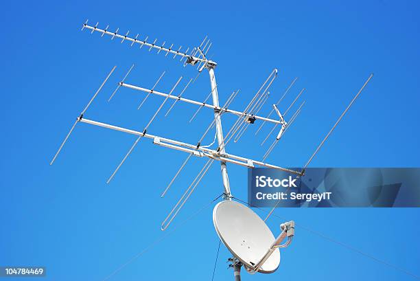 Photo libre de droit de Antennes De Télévision Sky banque d'images et plus d'images libres de droit de Antenne individuelle - Antenne individuelle, Antenne parabolique, Bleu