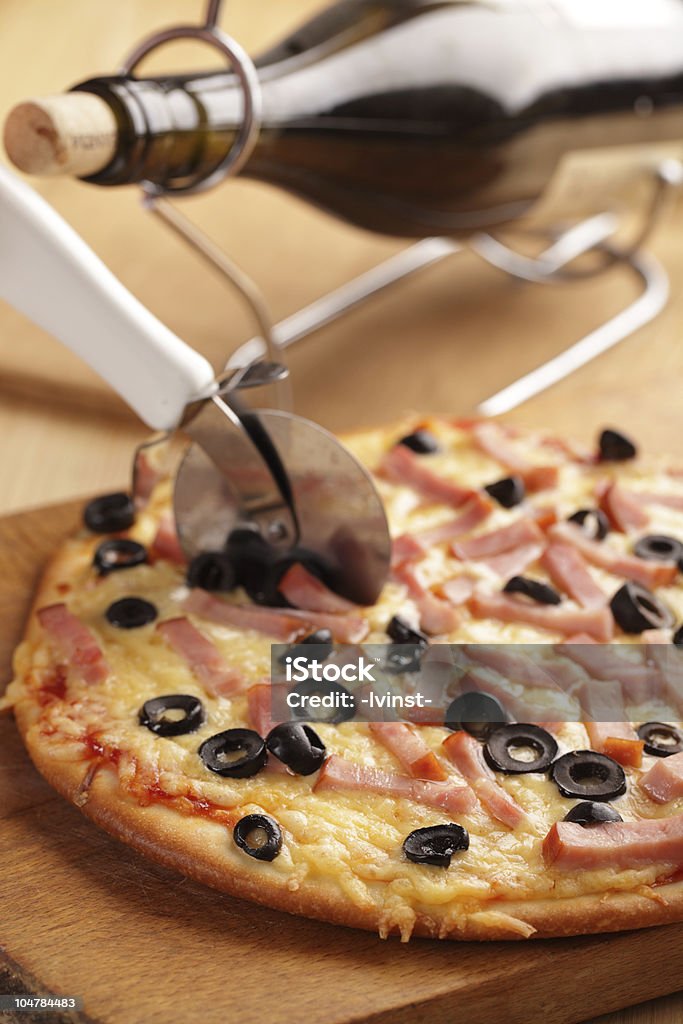 Pizza z szynką i oliwki - Zbiór zdjęć royalty-free (Butelka)