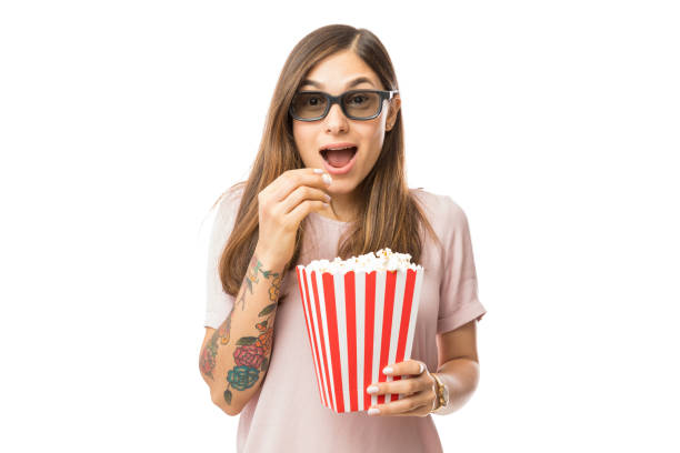 femme excitée ayant éclaté en regardant des film 3d - three dimensional recreational pursuit behavior ecstatic photos et images de collection