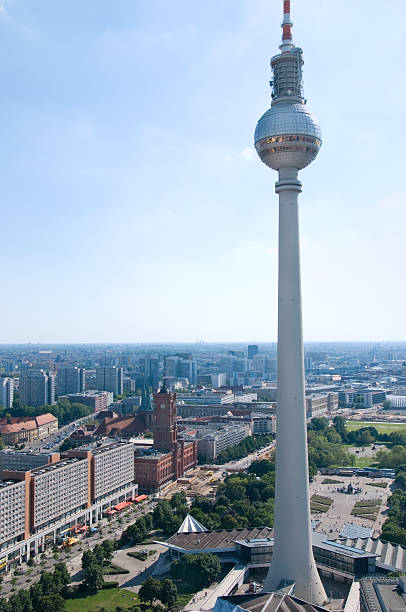 fernsehturm berlin skyline - plattenbau berlin germany east germany office building stock-fotos und bilder
