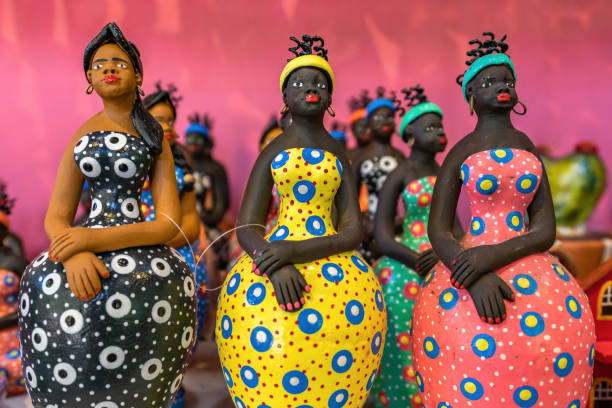 petites sculptures de femme d’argile peint avec des couleurs vibrantes et utilisé comme décoration de la maison dans le nord-est du brésil à olinda et recife, pernambuco, brésil. - sculpture produit artisanal photos et images de collection