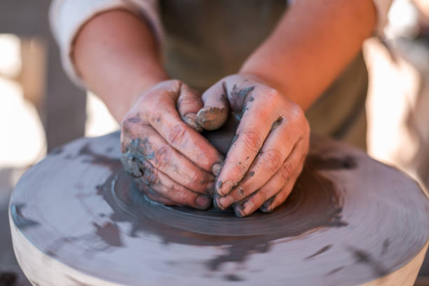 ポッターは、轆轤に土器を作成です。 - earthenware bowl ceramic dishware ストックフォトと画像