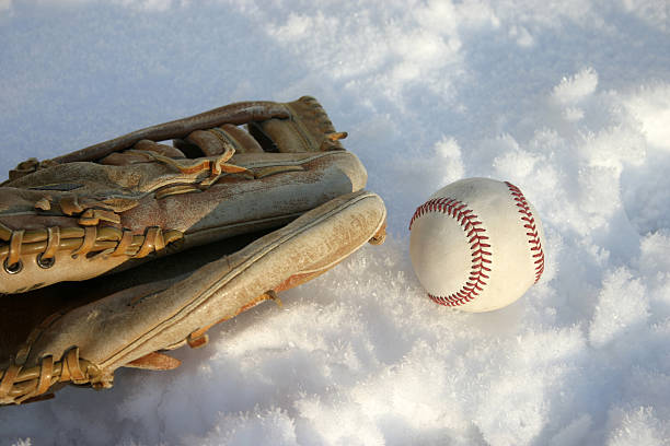 inverno de basebol - catching horizontal nobody baseballs imagens e fotografias de stock