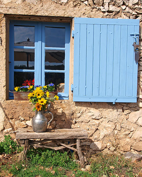 granja con sunflowers francesa - wood shutter rusty rust fotografías e imágenes de stock