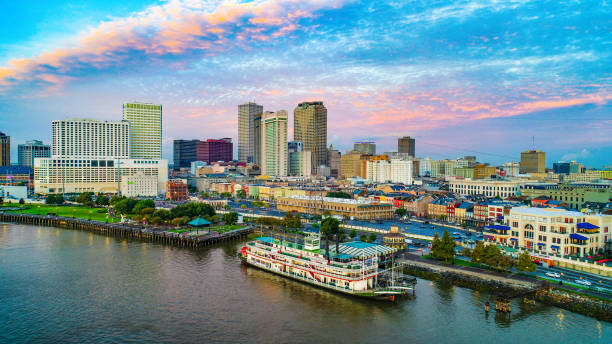 new orleans, louisiana, usa skyline innenstadt antenne - dampfschiff stock-fotos und bilder