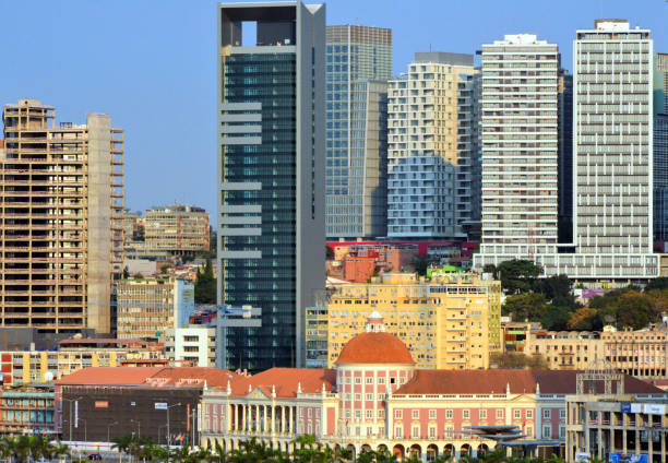 luanda - portuguese colonial architecture and 21st century high-rise buildings - avenida marginal, 4 de fevereiro, angola - angola imagens e fotografias de stock