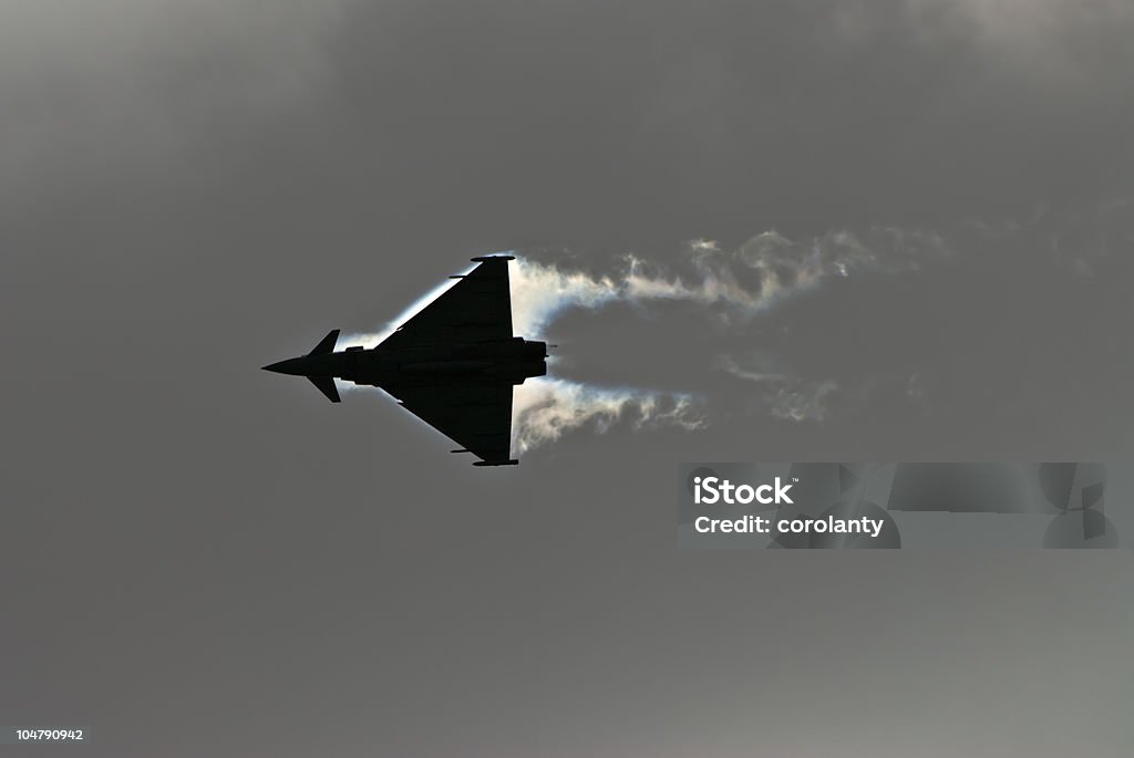 Em silhueta eurofighter typhoon - Foto de stock de Asa de aeronave royalty-free