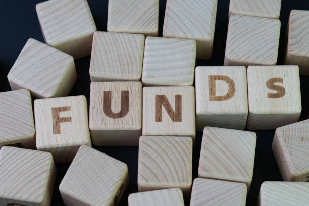 investmentfonds, asset investitionsauswahl leistung-konzept, cube holzblock mit alphabet kombinieren die wort abkürzung auf schwarze tafel hintergrund finanziert - mutual fund stock-fotos und bilder