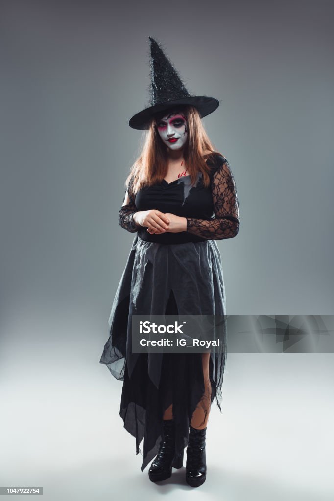 Giovane Donna Gotica In Costume Da Strega Di Halloween Con