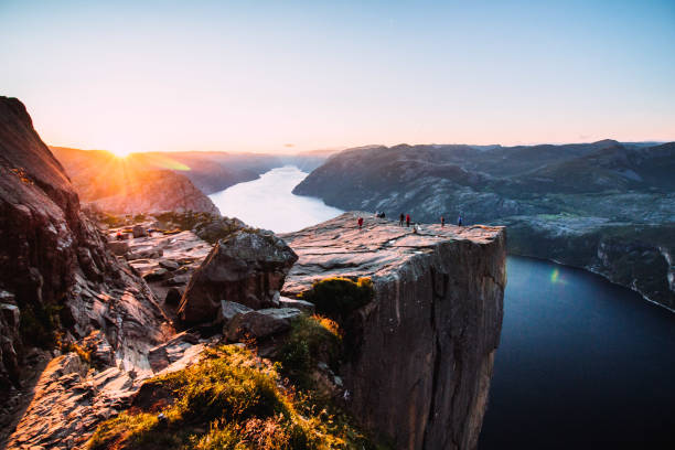 amanecer en el preikestolen - famous place nordic countries nature outdoors fotografías e imágenes de stock