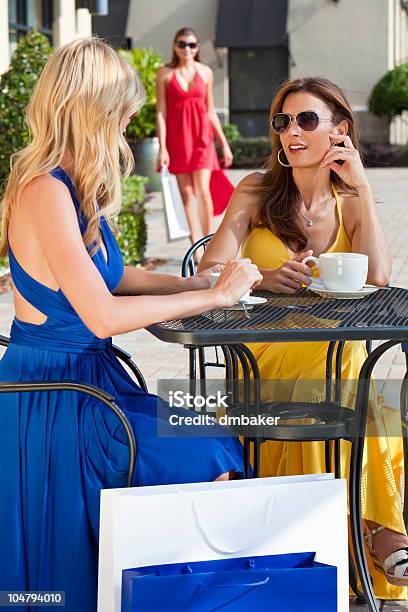 Due Belle Giovani Donne Avendo Caffè Con Borse Della Spesa - Fotografie stock e altre immagini di Adulto