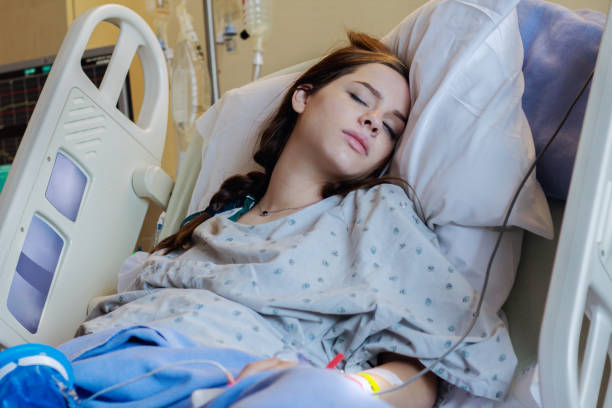 出産時に病院のベッドで 10 代の母親労働者 - muscular contraction ストックフォトと画像
