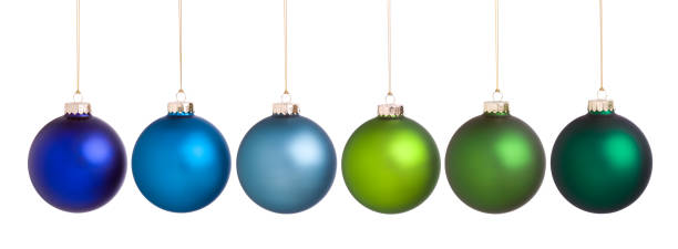 enfeites de natal em tons de verdes e azuis isolados no branco - christmas ornament christmas decoration multi colored large group of objects - fotografias e filmes do acervo