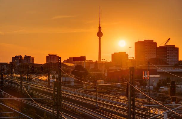 pôr do sol na famosa torre de televisão - berlin germany television tower communications tower alexanderplatz - fotografias e filmes do acervo