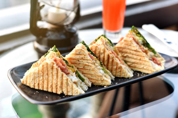 sandwiches auf teller, gegrilltes brot mit salat, shrimps und ei, gesunde leichte mahlzeit. - mozzarella tomato sandwich picnic stock-fotos und bilder