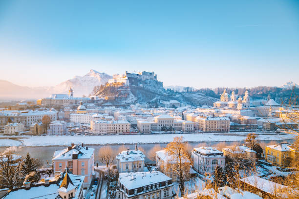 a histórica cidade de salzburgo no inverno, áustria - kapuzinerberg - fotografias e filmes do acervo