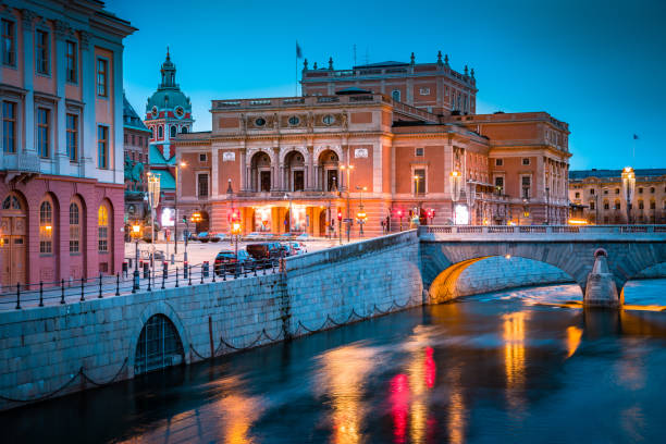 centro di stoccolma con royal swedish opera al crepuscolo, svezia, scandinavia - norrbro foto e immagini stock