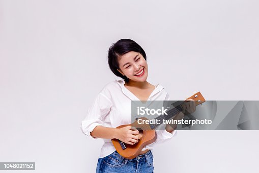 beundre Og så videre kaustisk 3,900+ Woman Playing Ukulele Stock Photos, Pictures & Royalty-Free Images -  iStock | Woman on sofa