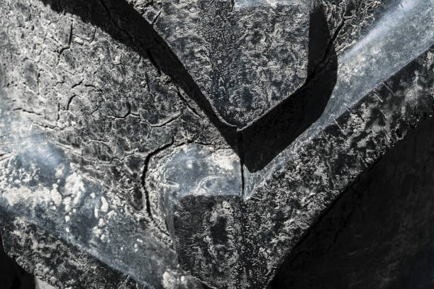 黒くて汚い大きなタイヤ プロテクターの背景面 - vulcanize ストックフォトと画像