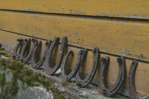 superfície de fundo de ferraduras muito velhas e enferrujadas, colocadas perto da parede - horseshoe rusty nail old - fotografias e filmes do acervo