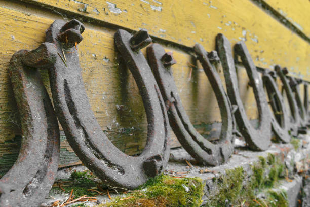 superfície de fundo de ferraduras muito velhas e enferrujadas, colocadas perto da parede - horseshoe rusty nail old - fotografias e filmes do acervo