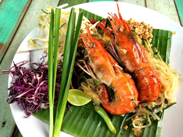 卵と大きなエビでタイやタイの揚げ nooddle をパッドします。 - banana leaf food thailand thai culture ストックフォトと画像