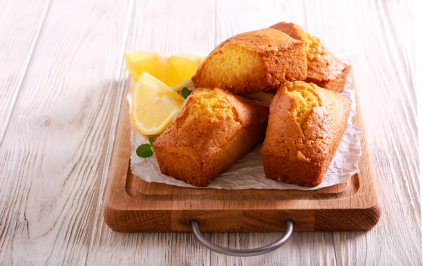 mini torte di pagnotta al limone - little cakes foto e immagini stock
