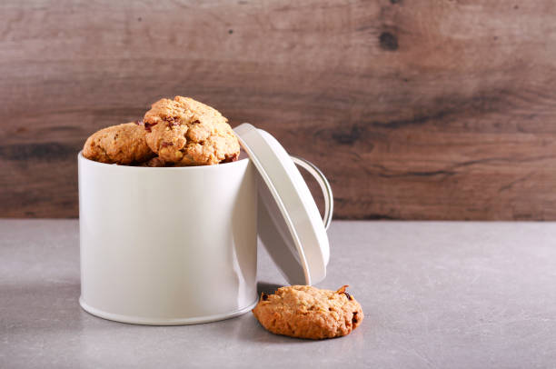 Biscoitos caseiros em lata de metal - foto de acervo