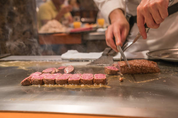 chef cooking wagyu beef in japanese restaurant - teppan yaki imagens e fotografias de stock