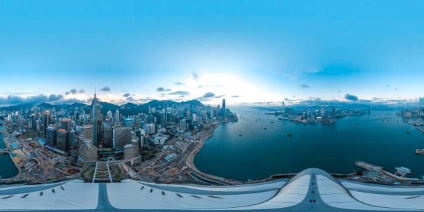 360 cityscape de panorama angle de vue de hong kong depuis le ciel. - hong kong sea sky cloud photos et images de collection