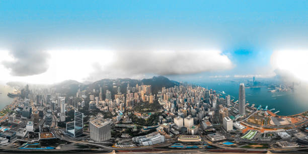 360 cityscape de panorama angle de vue de hong kong depuis le ciel. - hong kong sea sky cloud photos et images de collection