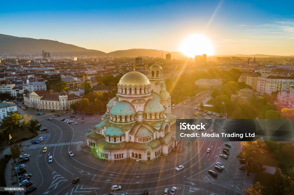 Veduta aerea della cattedrale di Alexander Nevski a Sofia, Bulgaria con sole al tramonto - Foto stock royalty-free di Bulgaria