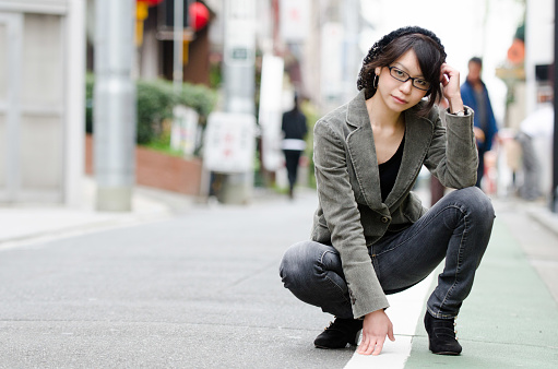 Chica japonesa posa en la calle en Tokio, Japón photo