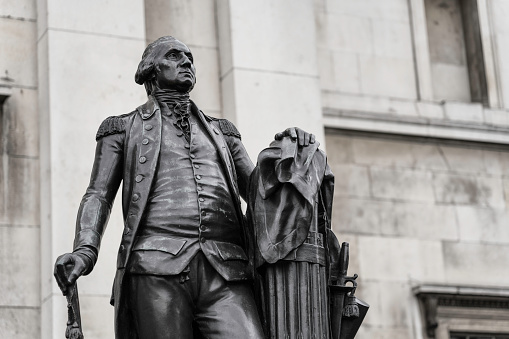 Statue of George Washington in London. This statue of Washington is to be found in Trafalgar Square, London. It is a replica of a work by Jean-Antoine Houdon (from 1788) and, as the inscription reads, was “Presented to the people of Great Britain and Ireland by the Commonwealth of Virginia 1924”.