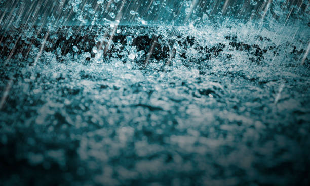 lluvia caída contra salpicaduras de agua de fondo - lluvia fotografías e imágenes de stock