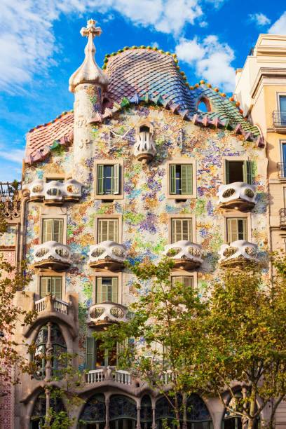 здание casa batllo в барселоне - barcelona antonio gaudi outdoors vertical стоковые фото и изображения