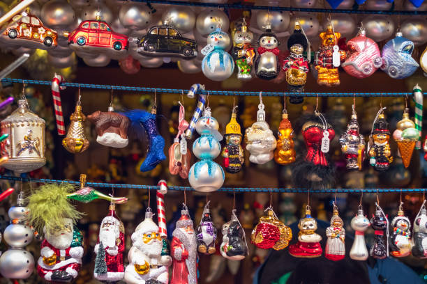 ornamentos de árbol de navidad en las maravillas de invierno mercado de navidad de londres - london store fotografías e imágenes de stock