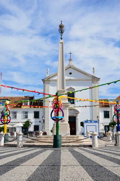 church and cenotaph in town square, vila real de santo antonio. - church summer town square streamer imagens e fotografias de stock