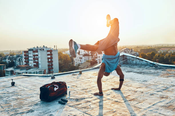 運動や、屋上の上に立って手を男します。 - breakdancing ストックフォトと画像