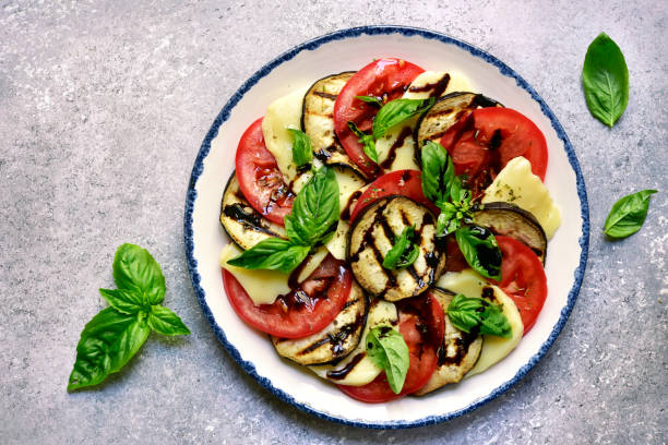 włoska kaprys sałatkowy z bakłażanami - balsamic vinegar caprese salad tomato mozzarella zdjęcia i obrazy z banku zdjęć