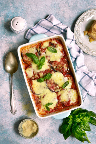 plato de berenjena italiana melanzane alla parmigiana - aubergines parmesan fotografías e imágenes de stock