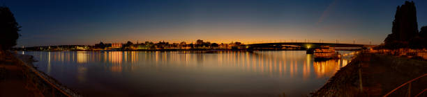 bonner skyline noche panorma - diseño flux fotografías e imágenes de stock